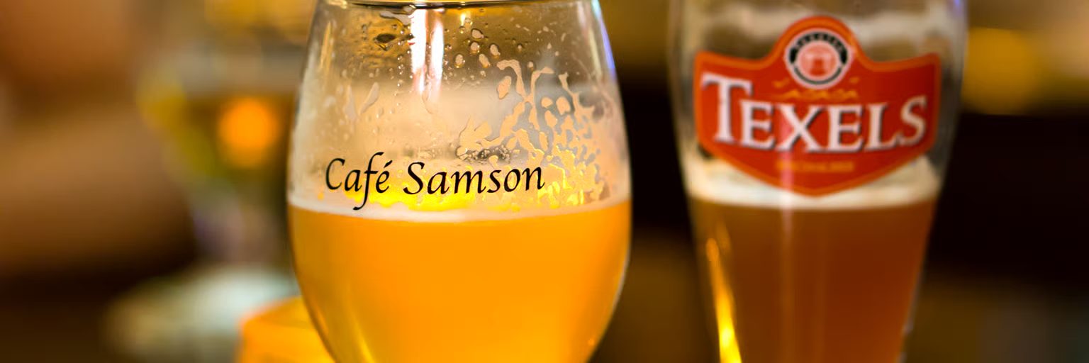 Een glas speciaalbier met de opdruk Café Samson op de bar